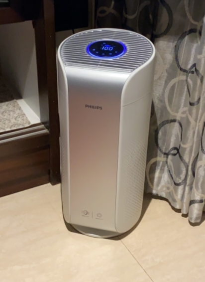 Philips Air-purifier 3059 sleek white air purifier with digital display and control buttons on top